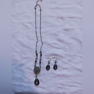 2009 Avon Necklace And Matching Earrings.